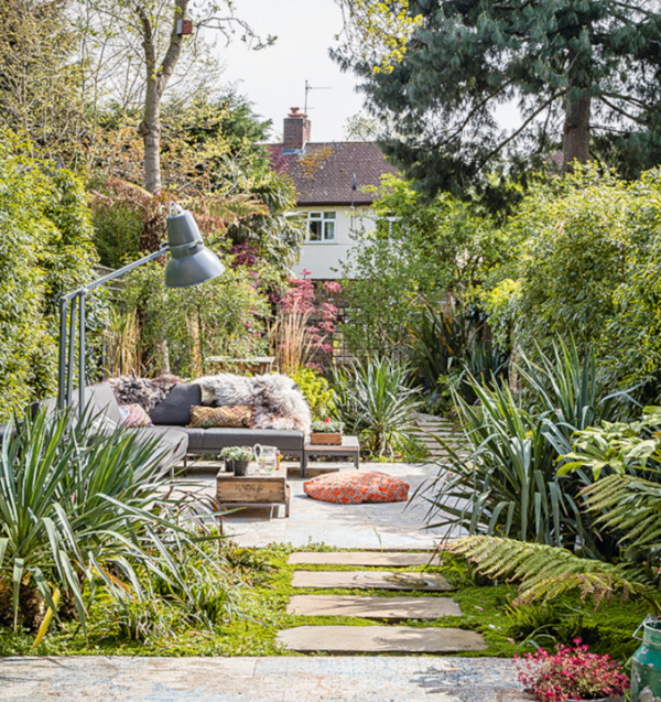 Taman batu alam dengan tanaman hijau yang rimbun